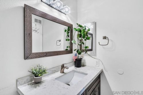 1211 Mariposa Ct, Vista CA  92084-3445 exterior