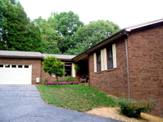 7505 Woodland Hills Rd, Hickory, NC 28602-8619