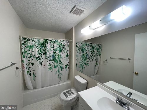 2 Rickard Ct, Trenton NJ 08648-2670 exterior