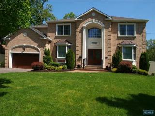 225 Fredrick St, Paramus, NJ 07652-4548
