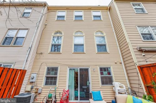 8010 Revenna Ln, Springfield VA  22153-2935 exterior