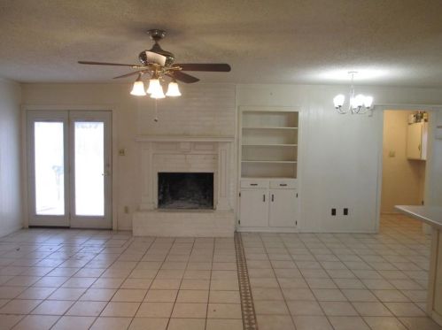 1800 Lk Shr Ct, Fort Worth TX  exterior