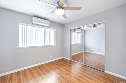 915 Mccully St, Honolulu HI  96826-2888 exterior