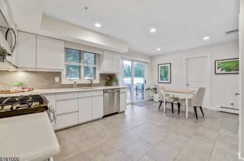 16 Knollwood Dr, Town Center NJ  07052-2406 exterior