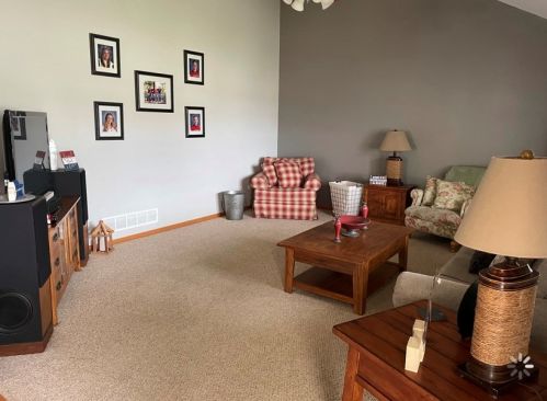 959 Louise Dr, Momence, IL 60954-2325