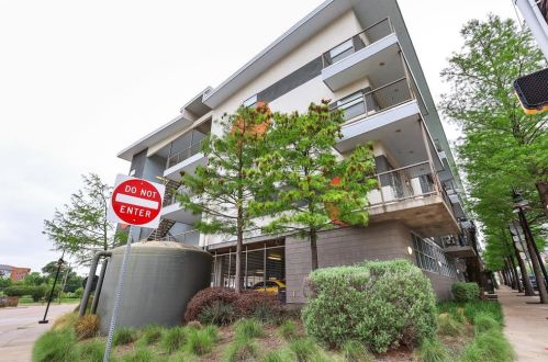 1111 Akard St, Dallas TX  75215-1020 exterior