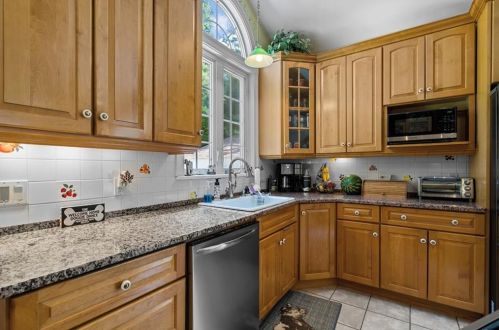 11 Juniper Ln, Providence, RI 02919-2896