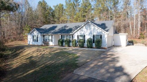 140 Whitehead Dr, Porterdale, GA 30016-8224