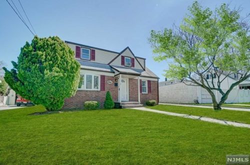 89 Stratford Rd, Dumont, NJ 07628-1142