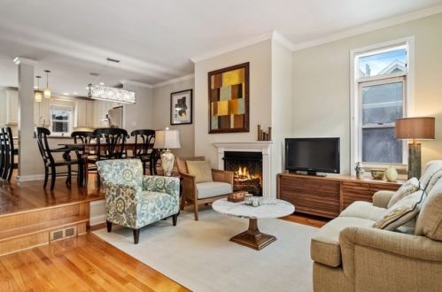 1150 School St, Chicago, IL 60657-2236