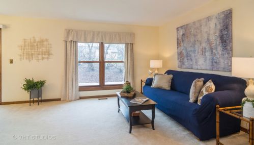 18 Woodridge Ln, Streamwood, IL 60107-1550