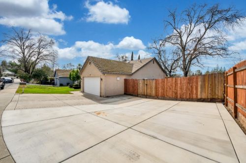 4065 Bob Ln, Fair Oaks, CA 95628-7311