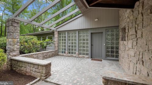 69 Bayberry Rd, Princeton NJ  08540-7418 exterior