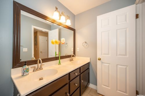 9242 Targhee Dr, Taylorsville UT 84088-6360 exterior