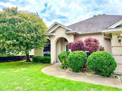 10505 Stonehill Dr, Fort Worth, TX 76126-4548