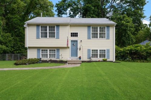 17 Boylston St, Warwick, RI 02889-6001