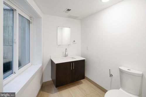 920 Front St, Philadelphia PA 19123-4304 exterior