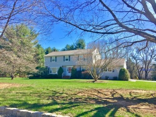 5 Heather Hill Way, Lebanon, NJ 08833-4328