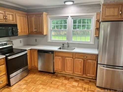 4 Browns Crossing Rd, Gales Ferry, CT 06335-1407