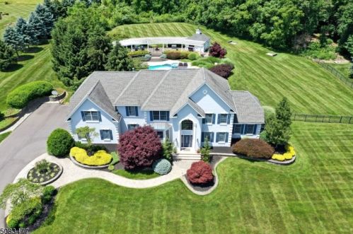 9 Apple Ln, Califon, NJ 07830-3122