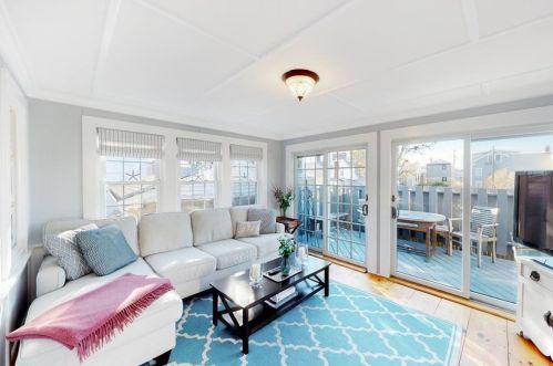 23 Baptist St, Middletown, RI 02840-2543