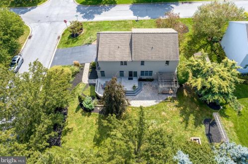 1827 Krystle Dr, Lancaster PA  17602-4149 exterior