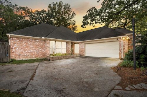 38 Devonshire Dr, Conroe TX  77304-2746 exterior