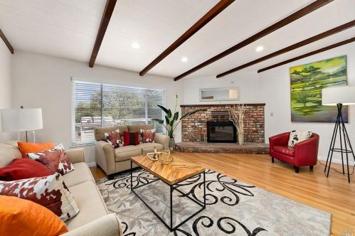 689 Pleasant Hill Rd, Sebastopol, CA 95472-4025