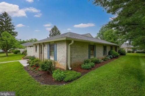 185 Valleybrook Dr, Lancaster PA  17601-4620 exterior