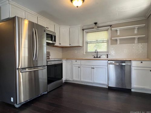 8 Beechwood Dr, Wallingford CT  06492-2413 exterior