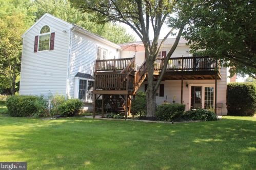 2482 Creek View Dr, Lancaster PA  17602-1451 exterior