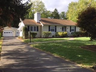14 Fairview Ave, Clinton, NJ 08809-1319