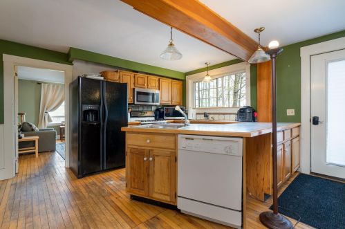 8 Upper School St, New Ipswich, NH 03071-3743