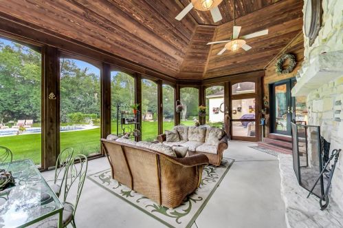 8901 Maple Ave, Willowbrook IL 60527-6469 exterior