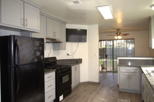 176 Racquet Club Dr, Compton, CA 90220-3185