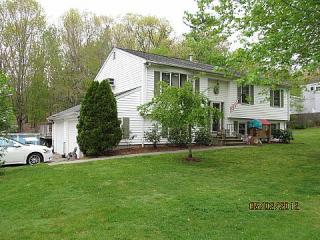 6 Lincoln St, Smithfield, RI 02917-3903