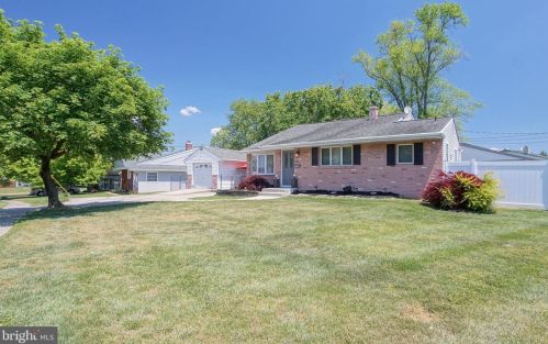 15 Meyner Dr, Gloucester, NJ 08031-2058