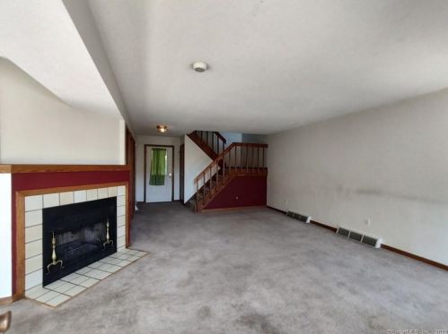 121 Spring Gln, Huntington, CT 06484-3874