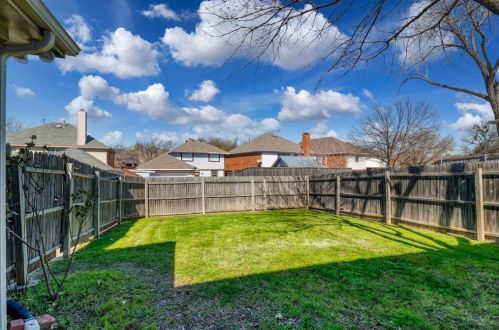 2111 Daniel Way, Carrollton TX 75006-1666 exterior