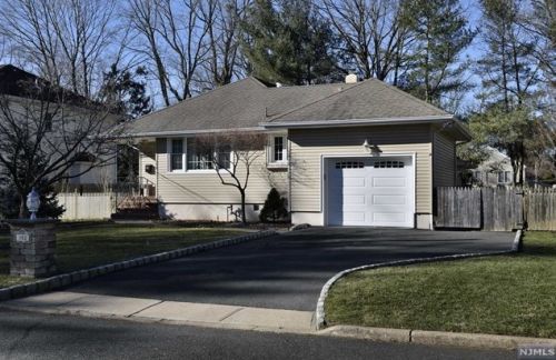 302 Hirschfield Pl, N Milford, NJ 07646-1242