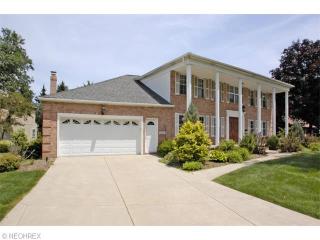 1301 Queen Annes Gate, Cleveland OH  44145-2632 exterior