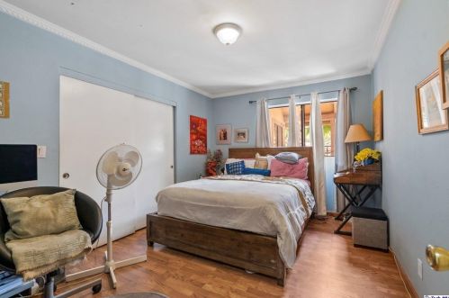 1998 Glenoaks Blvd, Glendale CA  91201-1644 exterior