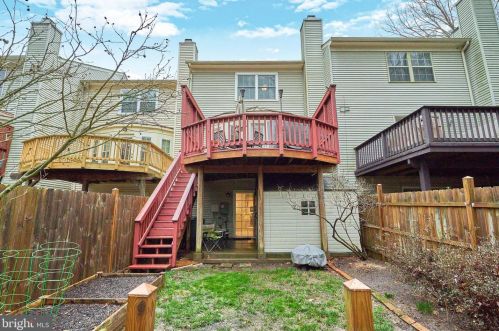6740 Sunset Woods Ct, Springfield VA  22015-4241 exterior
