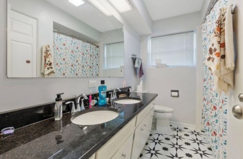 138 Thomas Dr, Sycamore IL  60178-1123 exterior