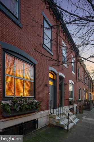 2412 Lombard St, Philadelphia, PA 19146-1023