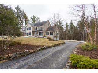 35 Robinson St, Kensington, NH 03833-6423