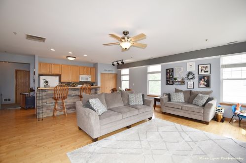 156 Schneider Ct, North Aurora, IL 60542-9136