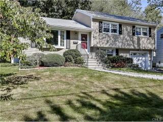 454 Pemburn Dr, Fairfield, CT 06824-3920