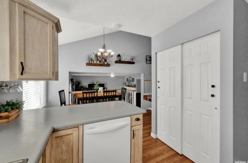 1367 Little Crk Dr, Taylorsville UT 84088-6544 exterior