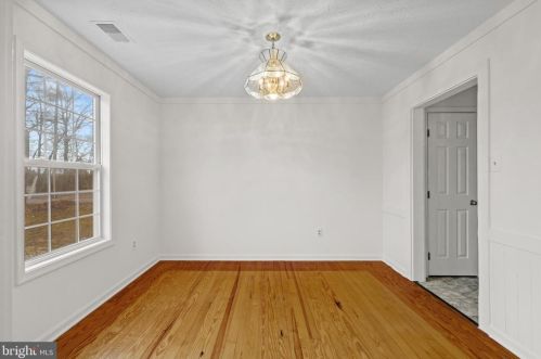 106 Greenwood Ct, Cross Junction, VA 22625-2406